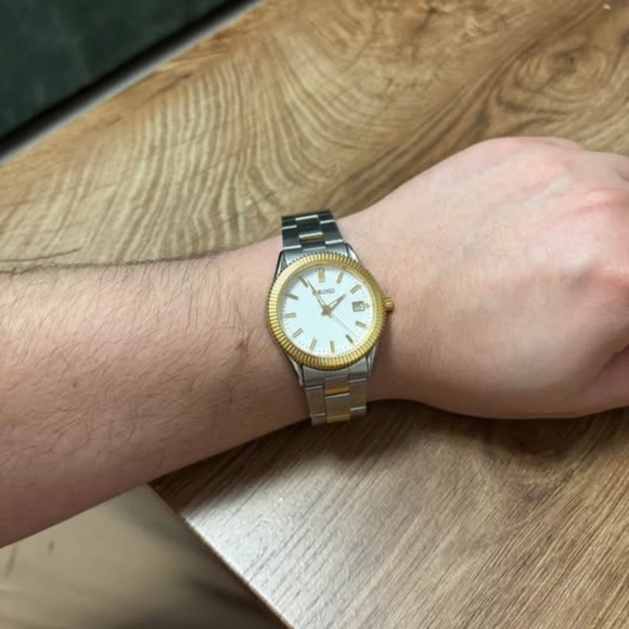 Vintage Seiko Quartz Two-Tone Watch – Japan-Made – Fluted Bezel - Picture 2 of 5